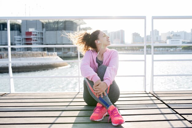 Deportiva, niña, goce, Escuchar, música, muelle