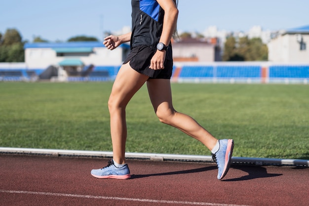 Deportivo corriendo en maratón en estadio