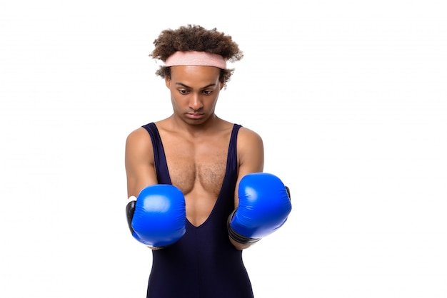 Deportivo hombre en guantes de boxeo posando