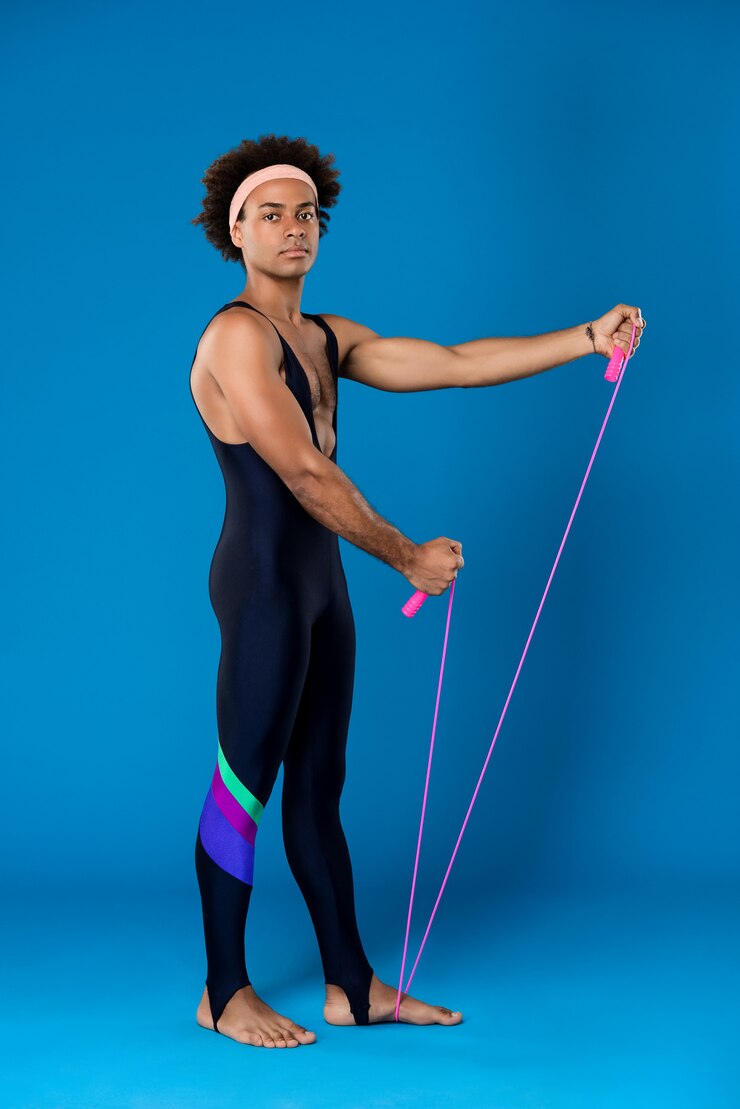 Foto gratuito deportivo hombre posando con saltar a la comba