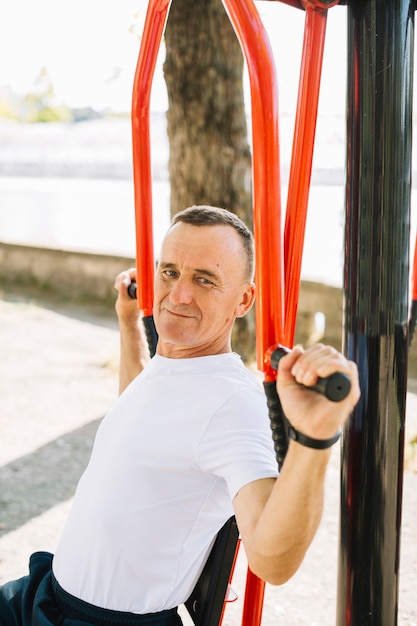 Foto gratuita deportivo hombre trabajando al aire libre