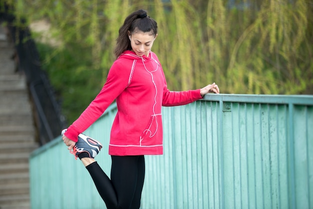 Foto gratuita deportivo, mujer, preparando, trotar