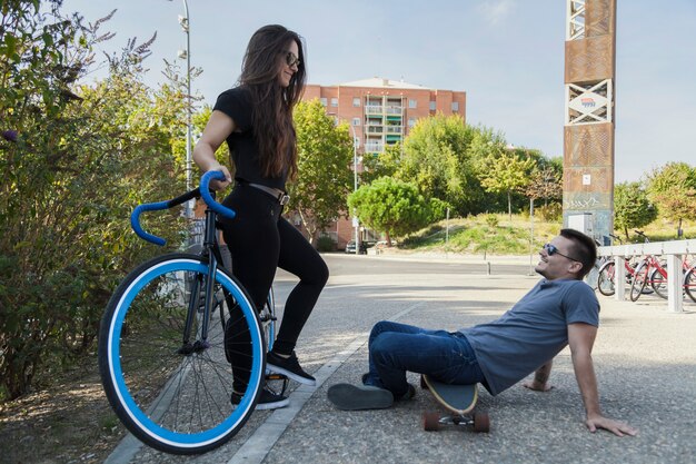 Deportivos amigos hablando en la calle