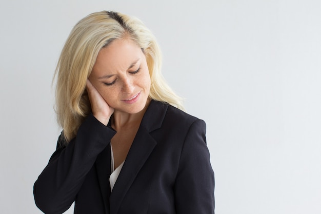 Deprimido joven empresaria frotar la cabeza