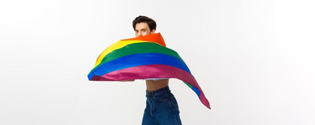 Derechos humanos y concepto de comunidad lgbtq joven persona queer con brillo en la cara ondeando la bandera lgbtq w