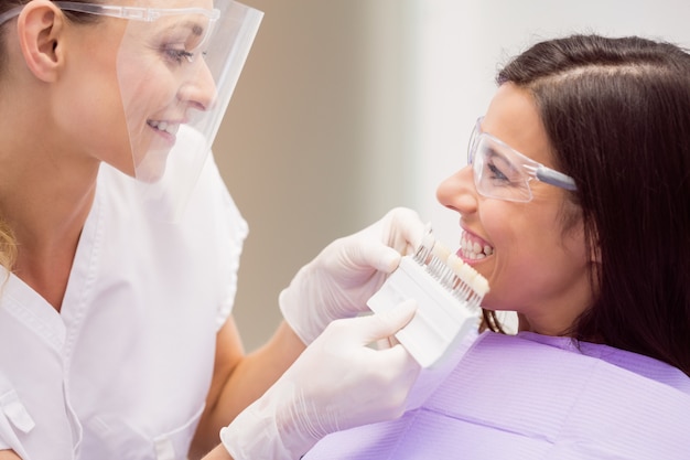 Foto gratuita dermatólogo y paciente femenino discutiendo sobre tableta digital