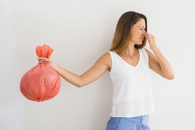 Desagradado, mujer, tenencia, basura, bolsa