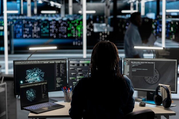 El desarrollador del centro de datos utiliza una herramienta de visualización de IA en la PC para supervisar las tareas