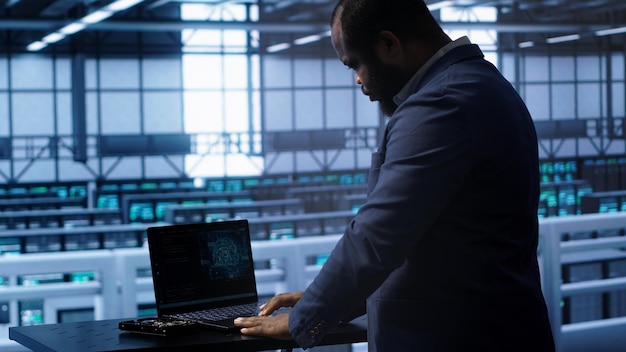 desarrollador de software en el centro de datos que utiliza inteligencia artificial