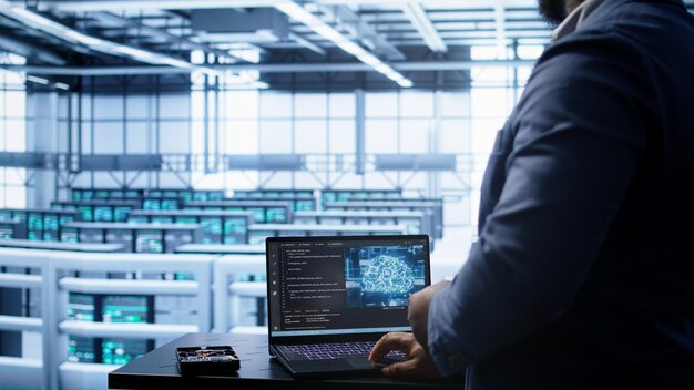 desarrollador de software en el centro de datos que utiliza inteligencia artificial