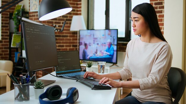 Desarrollador de software profesional escribe código en una computadora portátil en un espacio de trabajo elegante