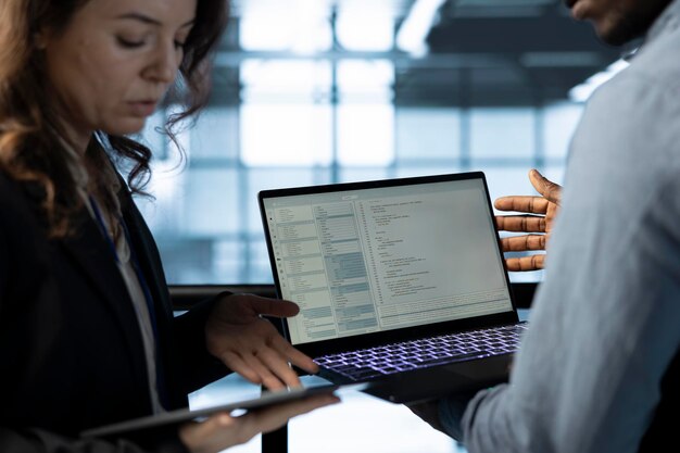 Los desarrolladores de software en el espacio de trabajo del centro de datos utilizan la computadora portátil para calibrar el uso de energía