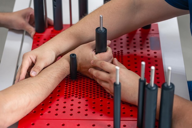 Foto gratuita desarrollo de movimientos de la articulación radial de la muñeca en una tabla funcional para la mano.