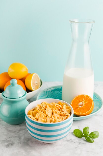 Desayuno de alto ángulo con copos de maíz y cítricos