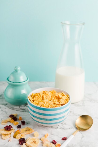 Desayuno de alto ángulo con copos de maíz