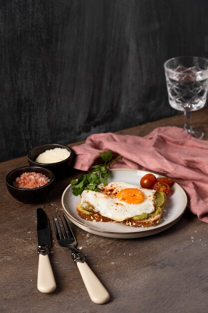 Desayuno de alto ángulo con sándwich de huevo