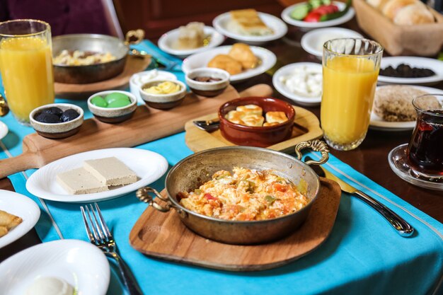 Desayuno con arreglo de comida.