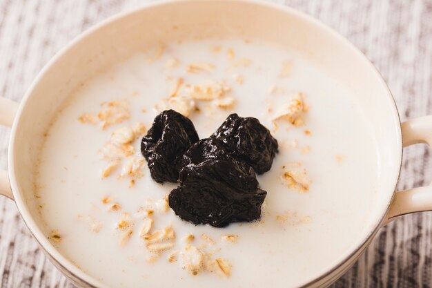 Desayuno de avena saludable en el cuenco