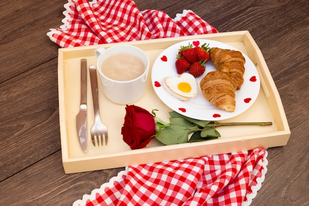 Foto gratuita desayuno en bandeja con temática romántica.