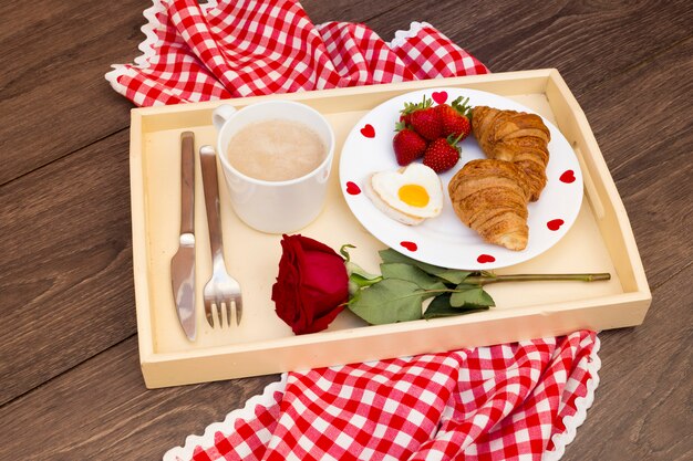 Desayuno en bandeja con temática romántica.