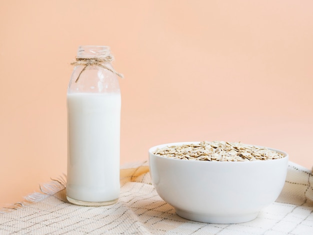 Foto gratuita desayuno con bol de avena y leche