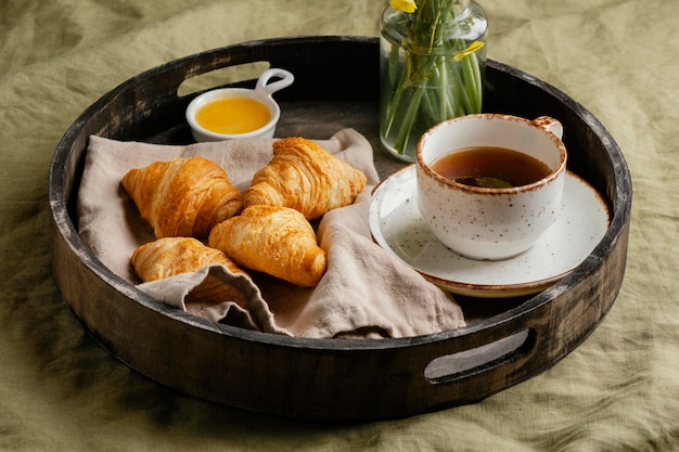 Desayuno de café y croissant de ángulo alto