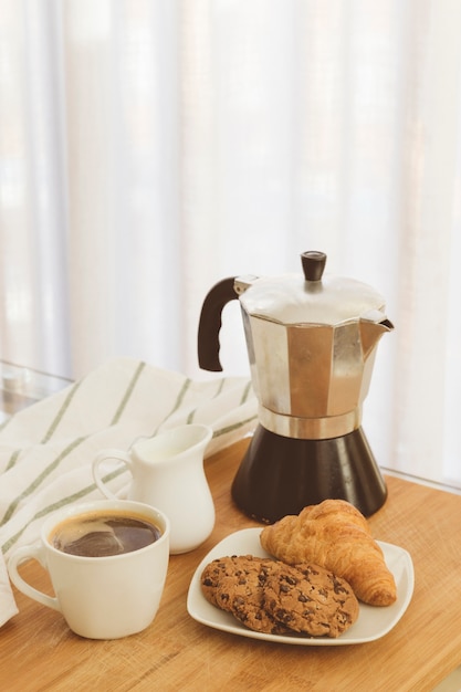 Desayuno con café y croissant