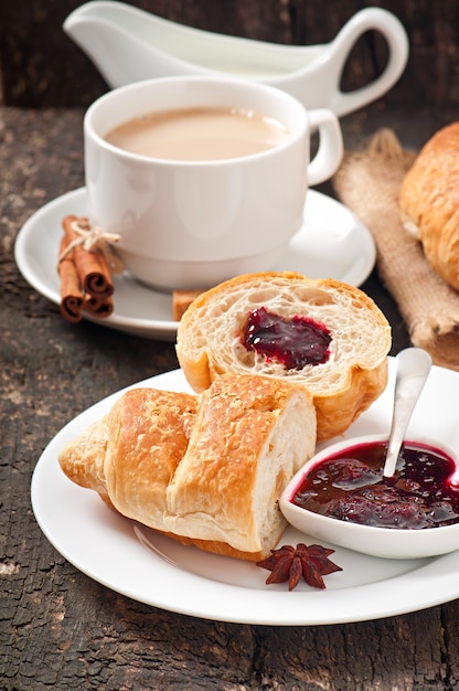 Desayuno con café y cruasanes recién hechos.