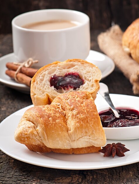 Desayuno con café y cruasanes recién hechos.