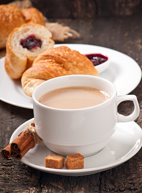 Desayuno con café y cruasanes recién hechos.