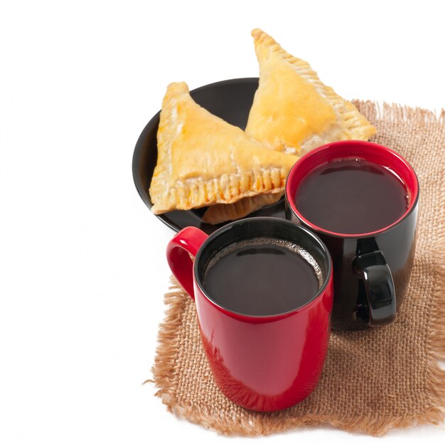 Desayuno con café y empanadas.