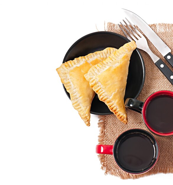 Desayuno con café y empanadas.