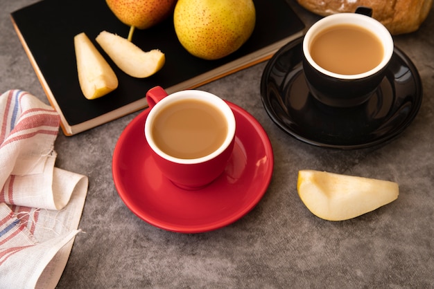 Foto gratuita desayuno de café y frutas.