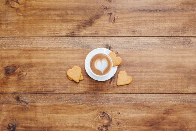 Desayuno con café y galletas en el medio