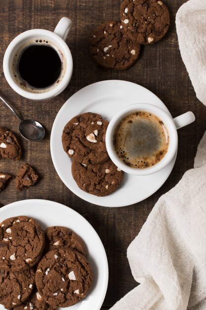 Desayuno café en taza blanca y vista superior de galletas