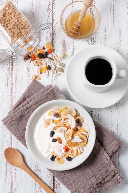 Foto gratuita desayuno con café y tazón de cereal