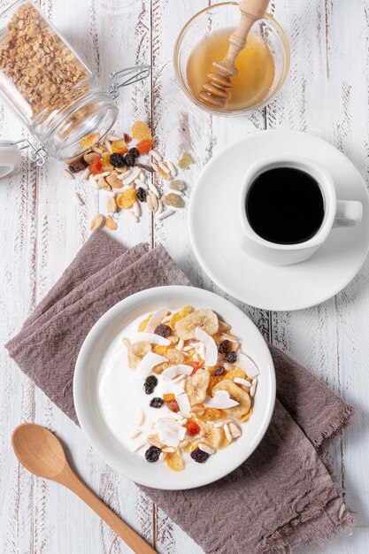 Desayuno con café y tazón de cereal