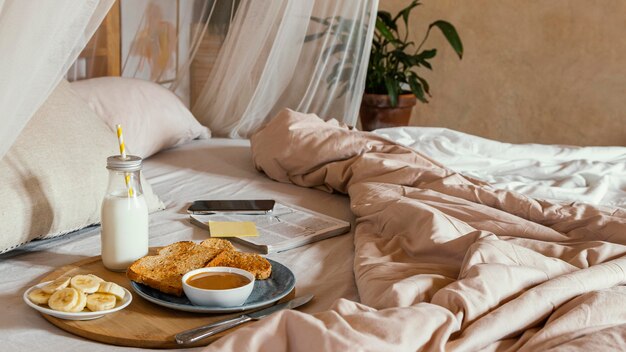 Desayuno en la cama alto ángulo