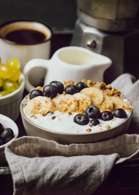 Desayuno en la cama con cereales y arándanos en bandeja