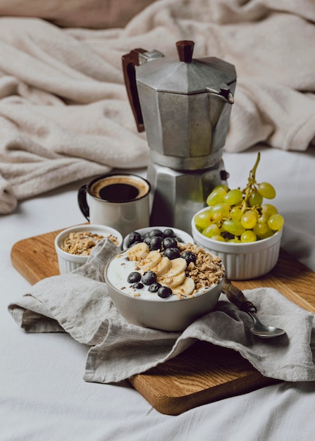 Desayuno en la cama con cereales y arándanos