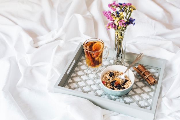 Foto gratuita desayuno en la cama con copia espacio.