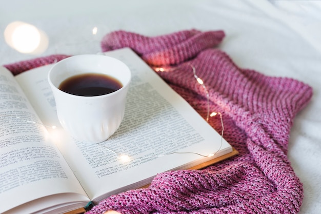 Foto gratuita desayuno en la cama con un libro