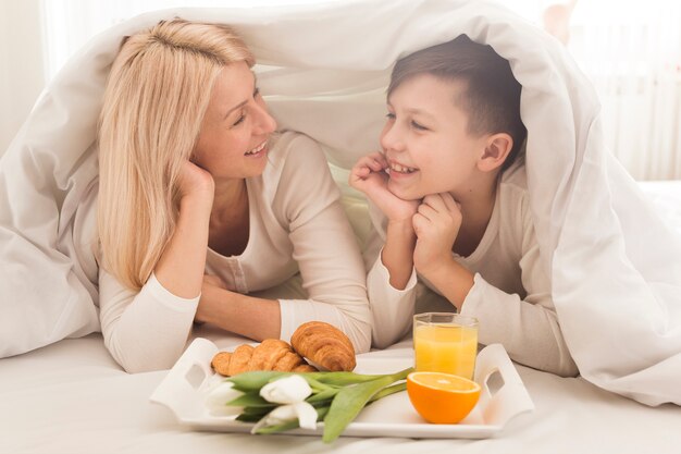 Foto gratuita desayuno en la cama para madre