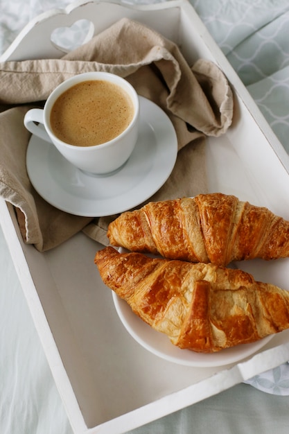 Foto gratuita desayuno en la cama por la mañana.