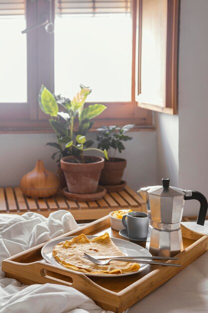 Desayuno en la cama con panqueque alto ángulo