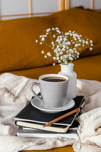 Desayuno en la cama taza de café y flores.