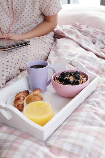 Foto gratuita desayuno en la cama