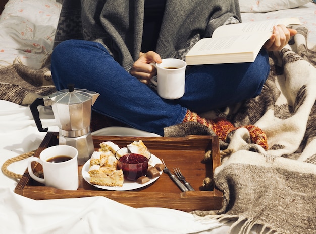 Foto gratuita desayuno en la cama