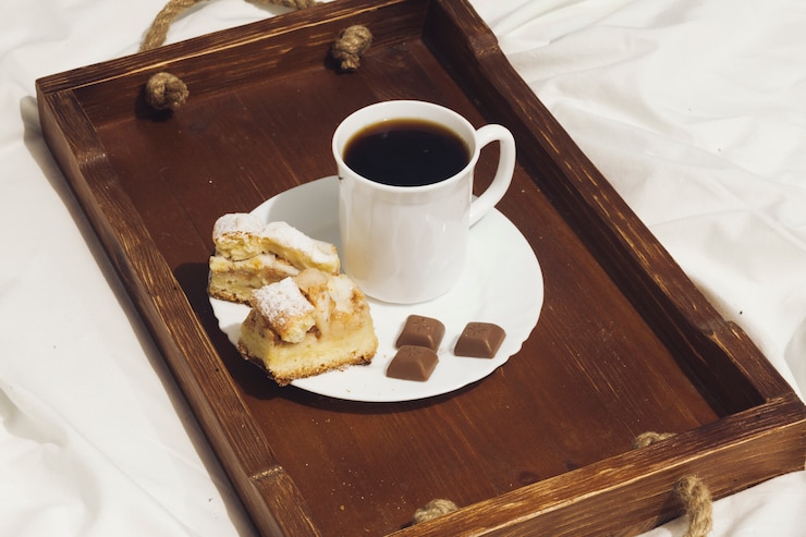 Foto gratuito desayuno en la cama