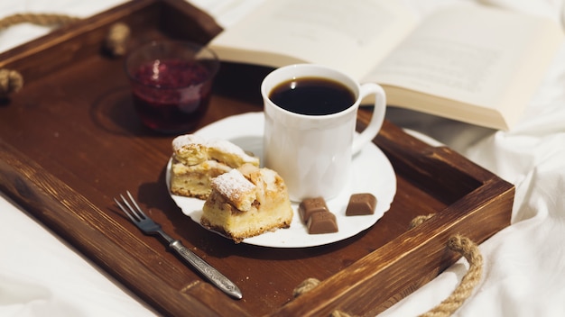 Foto gratuita desayuno en la cama